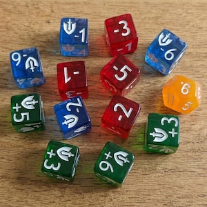 Pode incluir: Uma coleção de dados coloridos em várias formas. Os dados são vermelhos, azuis, verdes e laranja, com números e símbolos brancos. Alguns dados têm seis lados, enquanto outros têm mais. Os dados estão dispostos em uma superfície de madeira.