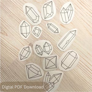 Puede incluir: Una colección de pegatinas individuales con ilustraciones de líneas negras de varias formas de cristales geométricos sobre un fondo blanco, con el texto Digital PDF Download impreso en blanco en la parte inferior de la imagen.