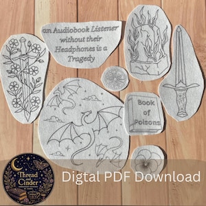 Könnte beinhalten: Eine Sammlung von Stickmustern auf Stoff mit einem Schwert mit Blumen, einer Drachenszene, einem Buch mit dem Titel Book of Poisons, einem brennenden Stein, einem kleinen runden Blumenmuster und dem Text an Audiobook Listener without their Headphones is a Tragedy.