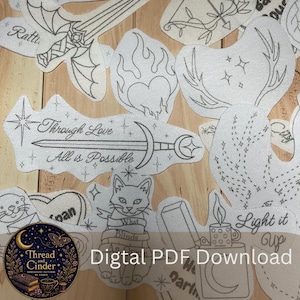 Puede incluir: Una colección de parches de tela blanca con diseños de líneas negras que incluyen una espada con el texto Through Love All is Possible, un corazón en llamas, un gato, un encendedor con una luna y varios motivos celestiales como estrellas y astas.