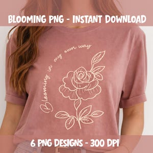 Puede incluir: Camiseta rosa polvorienta con un diseño floral blanco y el texto "Blooming in my own way". La camiseta también tiene el texto "BLOOMING PNG - INSTANT DOWNLOAD" y "6 PNG DESIGNS - 300 DPI."
