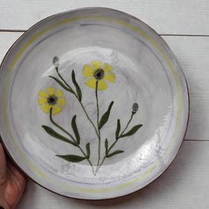 Plato llano floral pintado a mano (fuego medio) – Colección Meadow