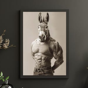 Może przedstawiać: Oprawiony wydruk w odcieniach sepii przedstawiający umięśnionego osła w koszulce na ramiączkach i dżinsach. Osioł ma ludzką budowę ciała, z wyraźnie zarysowanymi mięśniami i poważnym wyrazem twarzy. Grafika jest na ciemnoszarej ścianie.