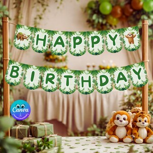 以下が含まれることがあります： 緑色の文字で「HAPPY BIRTHDAY」と書かれたお祝いの誕生日バナー。緑の葉とナマケモノのイラストで飾られています。バナーは木製のポールに吊り下げられ、手前にはぬいぐるみのおもちゃと包装されたプレゼントがあります。