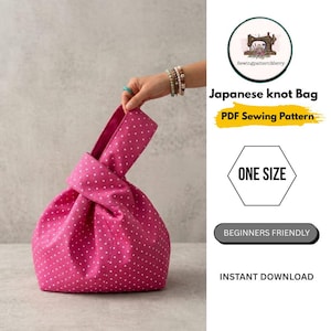 Puede incluir: Un bolso japonés rosa con lunares blancos. El bolso está sostenido por una mano y presenta un asa anudada. El texto en la imagen dice "Japanese knot Bag PDF Sewing Pattern", "One Size", "Beginners Friendly" e "Instant Download".
