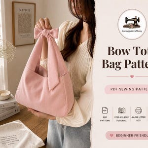 Può includere: Viene mostrata una borsa tote in velluto a coste rosa con dettagli a fiocco. La borsa ha una forma rettangolare con un fiocco sul manico e una tasca. Il testo "Bow Tote Bag Pattern" viene visualizzato, insieme a "PDF Sewing Pattern" e icone.