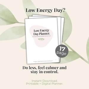 Puede incluir: Una pila de planificadores de papel blanco con el texto "Low Energy Day Planner" y "Do less, feel calmer and stay in control." Un círculo gris indica que el planificador tiene 17 páginas. El fondo tiene un diseño de hojas verde claro.