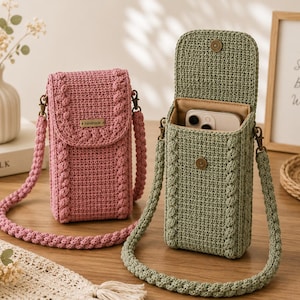 Può includere: Due borse a tracolla rettangolari all'uncinetto, una rosa polvere e una verde salvia. Ogni borsa presenta un motivo a treccia sui lati, una chiusura a patta con bottone a pressione metallico e una spessa tracolla intrecciata con clip.