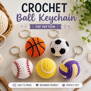 Op de afbeelding: Vijf gehaakte sportbal-sleutelhangers, waaronder een basketbal, voetbal, honkbal, tennisbal en volleybal. De tekst luidt CROCHET Ball Keychain PDF PATTERN, EASY TO MAKE, BEGINNER FRIENDLY en PERFECT GIFT.