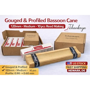 Puede incluir: Un surtido de cañas de fagot, cajas y embalajes. El texto en el embalaje dice "Gouged & Profiled Bassoon Cane 120mm Medium 10 pcs Reed Making Tchankaya". Las cañas están agrupadas con una banda negra. La imagen también incluye el texto "US STOCK FAST SHIPPING NEWARK, DE".