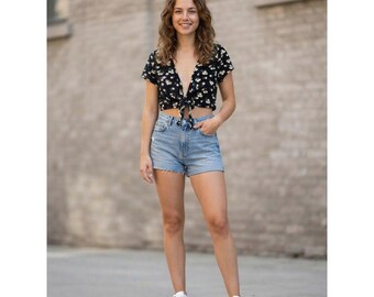 Y2K SHEIN Crop Top Womens M Black Excellent Daisy Floral Tie Front Short Sleeve