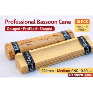 Puede incluir: Un juego de tres tazas de cerámica con un acabado mate moteado. Las tazas son de color crema, gris claro y gris oscuro. Cada taza tiene un diseño simple y minimalista.