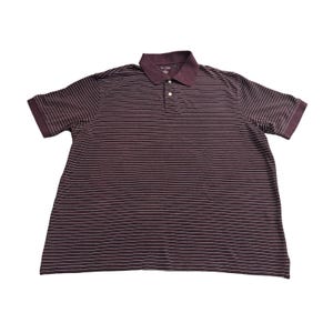Pode incluir: Uma camisa polo listrada em bordô e branco com mangas curtas. A camisa tem gola com dois botões brancos. O tecido tem um brilho sutil e o design geral é clássico e versátil.