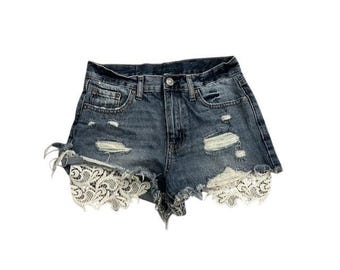 Shorts jeans Aeropostale femininos, azul, com detalhes desgastados em renda, estilo boho.