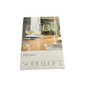 May include: A set of four wine glasses, each holding 509 ml, displayed on a table. The glasses contain white and red wine. The packaging reads "SOHO LOFT" and "YOURSELF AT HOME".