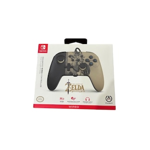 Op de afbeelding: Een verbeterde bedrade controller voor de Nintendo Switch. De controller is zwart en bruin met een ontwerp van The Legend of Zelda: Breath of the Wild. De doos toont het Nintendo Switch-logo en het woord "WIRED".