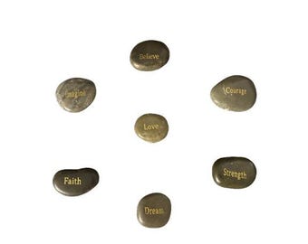 Conjunto de 7 pedras de rio gravadas com mensagens inspiradoras para meditação, crença, coragem e força.