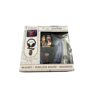 Puede incluir: Un juego de 3 piezas en caja que incluye auriculares con micrófono, un ratón inalámbrico y una alfombrilla de ratón. El juego tiene el tema de Harry Potter Gryffindor, con la palabra "Gryffindor" impresa en el ratón. La caja incluye el texto "3 piezas" y "13+ años".
