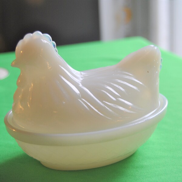 Gallina de cristal de leche en un plato nido superior e inferior Vintage
