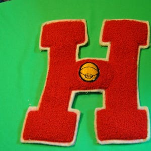 Letra H roja de la escuela de lana y fieltro con pelota de baloncesto vintage ABGGoodStuff