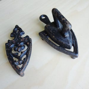 Gusseisen Miniatur Untersetzer mit einem Bügeleisen von Iron Art und EMIG Vintage ABGGoodStuff
