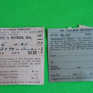 Könnte beinhalten: Zwei alte Fahrkarten der Pullman Company. Die obere Fahrkarte ist für eine untere Liege von Clovis nach Waynoka, Oklahoma. Die untere Fahrkarte ist für eine nicht näher bezeichnete Unterkunft. Beide Fahrkarten tragen das Logo der Pullman Company und den Text "Passenger's Check" und "To identify accommodations purchased."