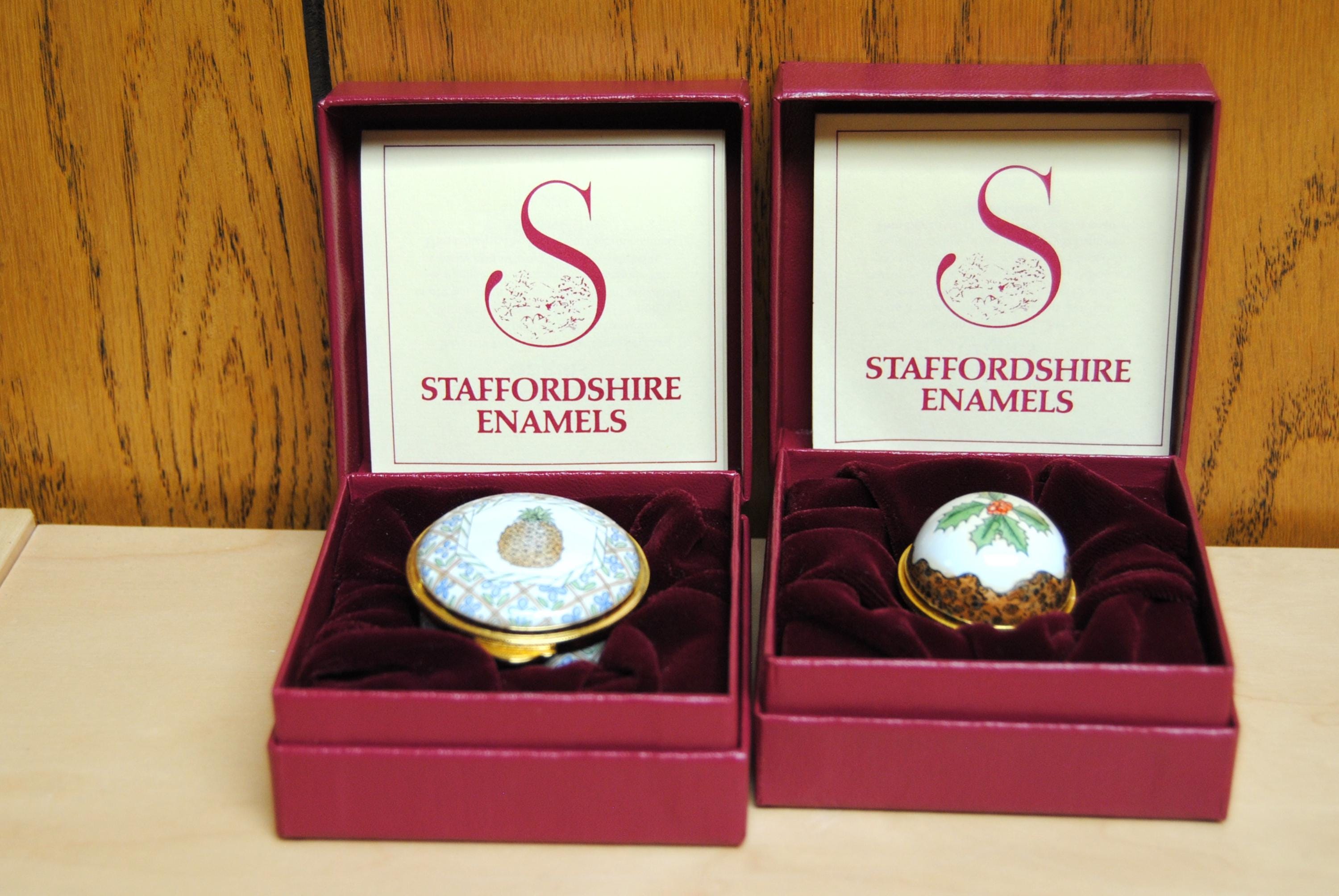 STAFFORDSHIRE ENAMELS スタッフフォードシャー 小物入れ Staffordshire Round Pineapple and Christmas Pudding Enamel Boxes
