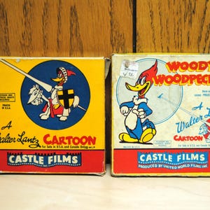Könnte beinhalten: Zwei Vintage-Filmboxen mit Woody Woodpecker-Cartoons. Eine Box zeigt Woody in Ritterrüstung, die andere Woody in seiner klassischen Pose. Beide Boxen sind gelb, rot und blau, mit dem Text "Walter Lantz Cartoon" und "Castle Films".