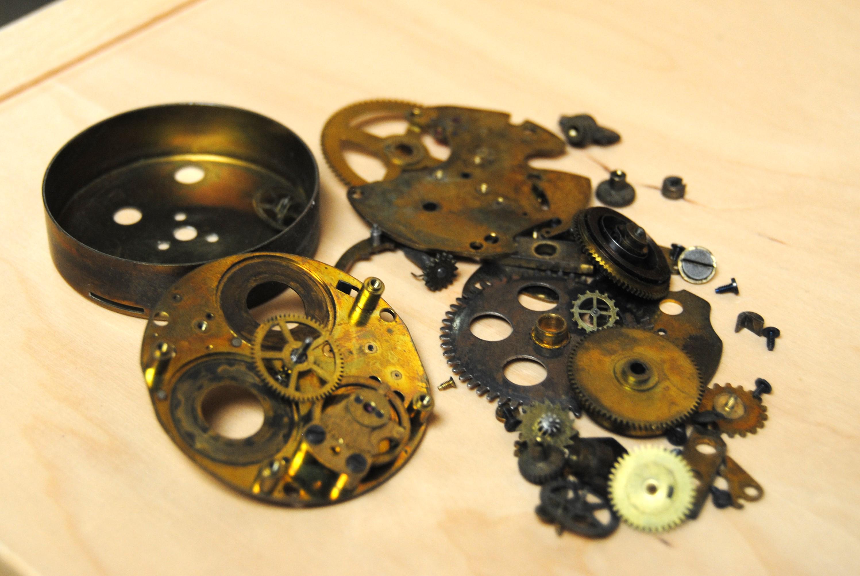 Lot De Pièces D'horlogerie De Précision (engrenages, Boutons) - 70 Pièces - Occasion
