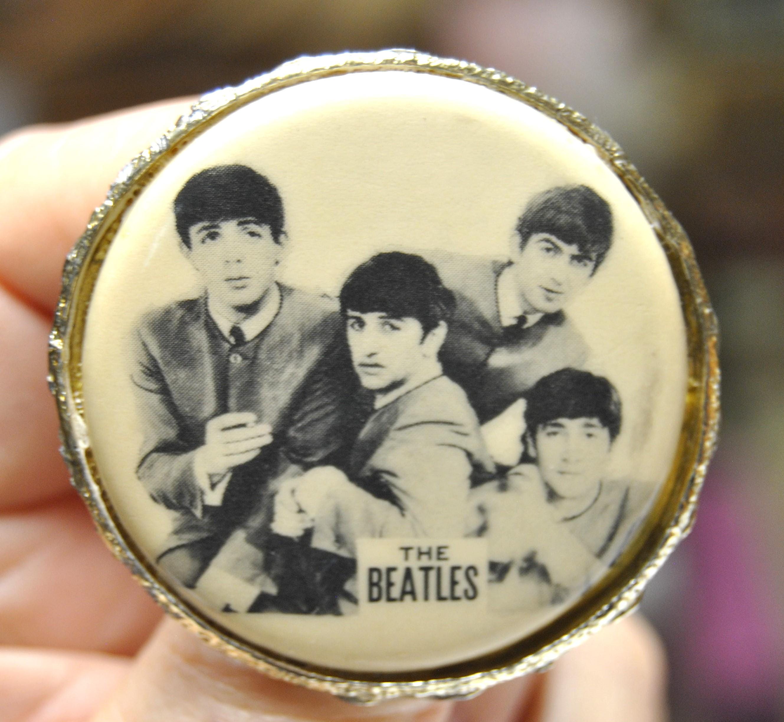 60年代　ヴィンテージ　ビートルズ　ブローチ 60年代ヴィンテージビートルズブローチ