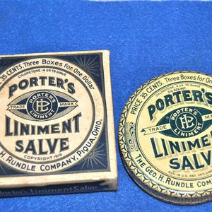 Peut inclure: Une boîte et une boîte vintage de Porter's Liniment Salve, une pommade topique pour soulager la douleur. La boîte est brune avec des lettres noires et la boîte est crème avec des lettres vertes et noires. Le texte sur les deux indique "Prix 35 cents. Trois boîtes pour un dollar. Chloreotone 4 gr à l'once. Porter's Liniment Salve. The Geo. H. Rundle Company, Piqua, Ohio. Copyright 1916."