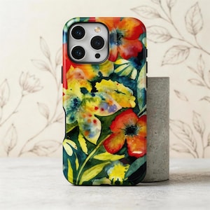 以下が含まれることがあります： 水彩画のフローラルデザインが施された、カラフルな携帯電話ケース。ケースは、暗い背景に鮮やかな赤、黄、オレンジの花と緑の葉を表示します。ケースは光沢仕上げで、黒い縁取りがあります。