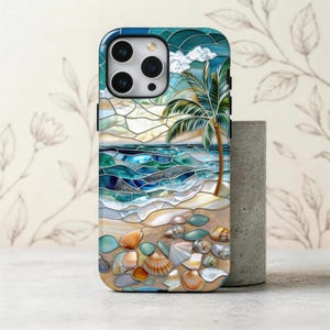 Könnte beinhalten: Eine Handyhülle mit einem Buntglasdesign einer Strandszene. Die Hülle zeigt eine Palme, Ozeanwellen, Sand, Muscheln und einen blauen Himmel mit Wolken. Die Hülle hat einen schwarzen Rand und einen Kameraausschnitt.