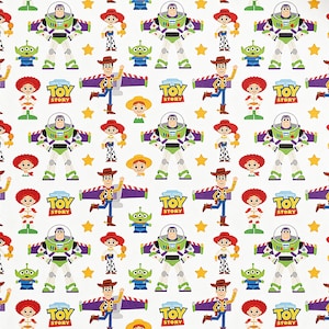 Może przedstawiać: Biała tkanina z powtarzającym się wzorem postaci z filmu "Toy Story". Projekt zawiera Buzz'a Astrala, Chudego, Jessie, małych zielonych ludzików i logo "Toy Story", a także żółte gwiazdy.