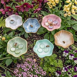 Handgefertigte Bestäuber-Tränke aus Keramik, Keramik-Blumen-Vogeltränke, Gartenstecker Bienen & Schmetterlinge