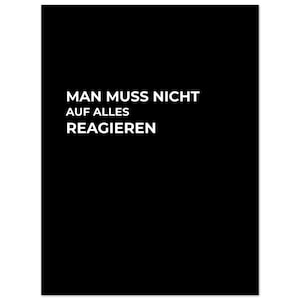 Póster tipográfico de 30 x 40 cm – Arte mural en blanco y negro con mensaje: “No tienes que reaccionar a todo”.