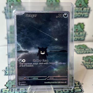 Puede incluir: Una carta coleccionable de Gengar en una funda protectora transparente, con un fondo de cielo nocturno oscuro con una estrella fugaz y la silueta del personaje Gengar. La carta muestra el texto Gengar, 30 HP, Shadow Swap y 22/100.