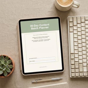 Puede incluir: Una tableta que muestra un planificador de contenido de 30 días con un encabezado verde salvia. La pantalla muestra texto sobre cómo planificar contenido en 30 minutos, pilares de contenido, un calendario, plantillas y análisis.