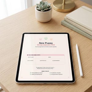 Könnte beinhalten: Ein digitales Tablet mit einem "New Puppy Orientation Kit" in rosa und weiß. Das Kit enthält Abschnitte für Welpen-Details und Checklisten. Ein weißer Stift liegt neben dem Tablet auf einer Holzoberfläche, mit einer kleinen Sukkulente und Notizbüchern im Hintergrund.
