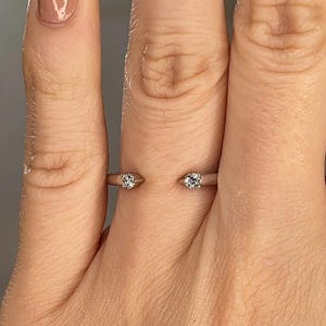 Anillo de eternidad minimalista de oro de 14 quilates con diamantes de laboratorio, inspirado en el modelo Ada Open / Anillo apilable para novias / Alianza de boda curva