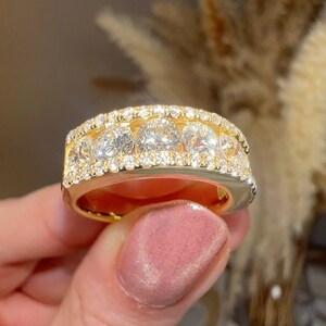 Anillo de eternidad de oro de 14 quilates con diamantes redondos de laboratorio engastados en canal, inspirado en Arlo Bordered / Anillo apilable para novias / Anillo de eternidad de diamantes