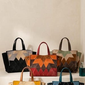 Peut inclure: Cinq sacs cabas avec des motifs géométriques en patchwork et deux anses. Les sacs présentent diverses combinaisons de couleurs, notamment noir et gris, orange et rouge, marron et beige, jaune et rose, et bleu et turquoise, avec des coutures latérales.