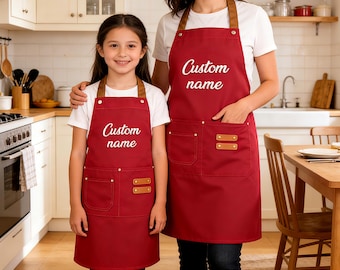 Gepersonaliseerde kinderschort – geborduurd schort met tekst, aangepaste keukenschort met zak, cadeau voor moeder, cadeau voor haar, bijpassende familieschorten