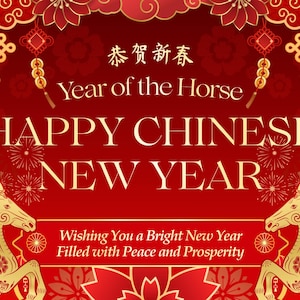 Op de afbeelding: Een feestelijke rood-gouden Chinese Nieuwjaarskaart. Het ontwerp bevat de tekst "Happy Chinese New Year" en "Year of the Horse". Versierd met gestileerde paarden, vuurwerk en traditionele Chinese ornamenten.