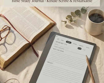 Può includere: Una Bibbia aperta, occhiali e un tablet digitale con una pagina a righe sono disposti su una superficie color crema. Il tablet mostra le parole "Verse Map 1/15" e "Write the Verse". Sono presenti anche una tazza di caffè e una collana con una croce. Il testo recita "Be still, and know that I am God."