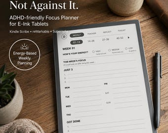 Può includere: Un tablet e-ink che mostra un'agenda digitale con il testo Plan With Your Energy. Not Against It. ADHD-friendly Focus Planner for E-Ink Tablets. Lo schermo visualizza sezioni per la pianificazione settimanale e liste di attività.