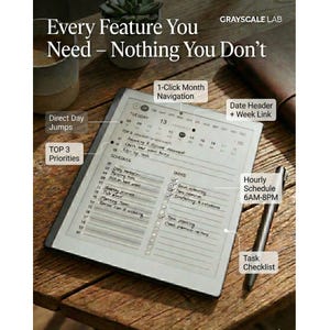 Pu&ograve; includere: Un'agenda digitale con un'interfaccia in scala di grigi, con un layout del calendario, un elenco di attivit&agrave; e un programma orario. Lo schermo mostra il testo "Every Feature You Need - Nothing You Don't". Una penna stilo &egrave; appoggiata accanto all'agenda.