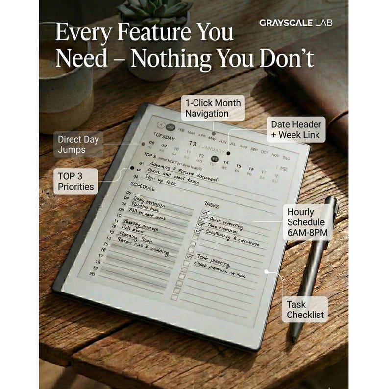 Pu&ograve; includere: Un'agenda digitale con un'interfaccia in scala di grigi, con un layout del calendario, un elenco di attivit&agrave; e un programma orario. Lo schermo mostra il testo "Every Feature You Need - Nothing You Don't". Una penna stilo &egrave; appoggiata accanto all'agenda.