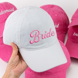 Könnte beinhalten: Eine weiße Keramik-Tasse mit schwarzem Henkel und dem Text "But First, Coffee" in schwarzer, fetter Schrift. Die Tasse steht auf einer weißen Oberfläche.