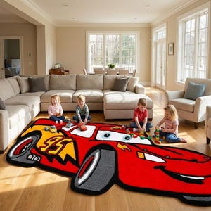 Op de afbeelding: Een groot, rood Lightning McQueen-vormig tapijt met gele en zwarte accenten. Het tapijt ligt op een houten vloer in een woonkamer, met kinderen die erop spelen. Het tapijt is een leuke toevoeging aan een kinderspeelkamer of slaapkamer.
